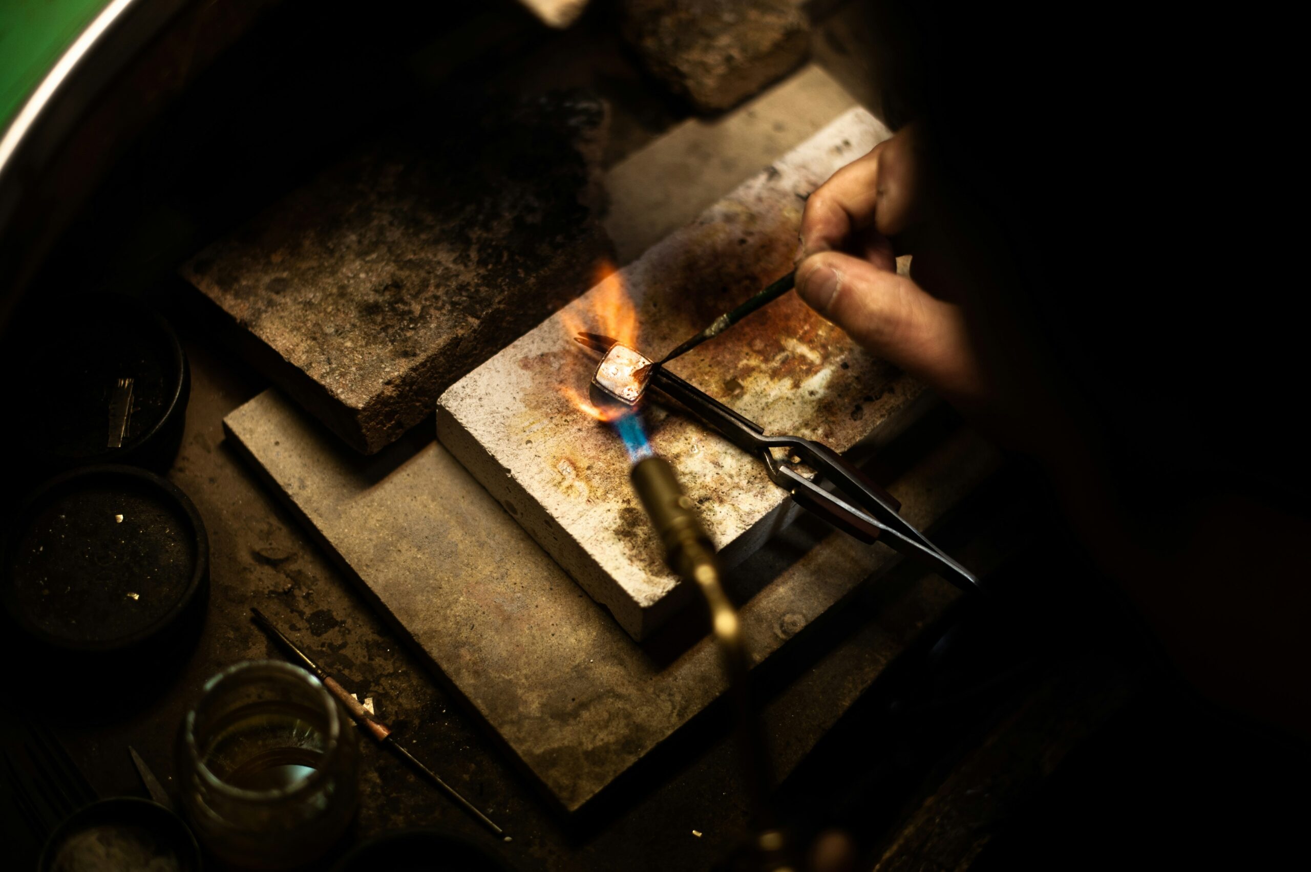 Tweezers supporting silver jewelry during soldering heat control